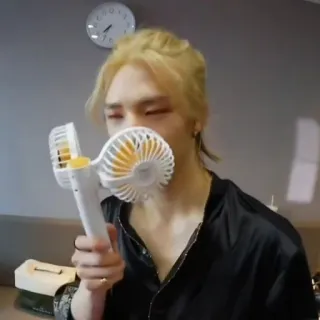 🍫 5419ae0c osoba, fan, blond włosy, portret telegram sticker