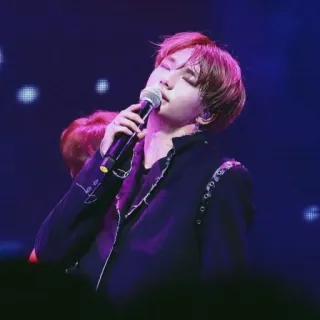 🍫 fdf45c67 piosenkarz, mikrofon, występ, kpop, muzyka telegram sticker