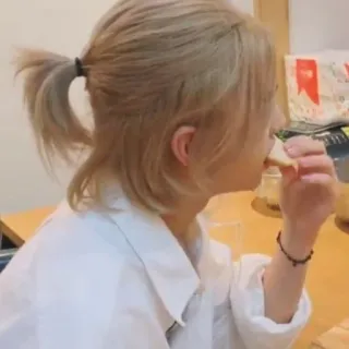 🍫 ffed3960 jedzenie, kucyk, blond włosy, kobieta, jedzenie, biała koszula telegram sticker