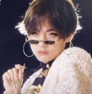 💅 530ecf10 orang, kacamata hitam, anting bulat, kuku, potret whatsapp sticker