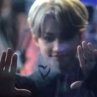 🥰 410fc304 hati, cinta, pantulan, jendela, orang, remaja, rambut pirang, kasih sayang telegram sticker