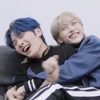 🥰 6b398df8 orang, teman, tertawa, tersenyum, berpelukan telegram sticker