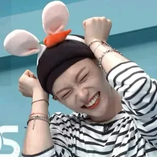 😆 b5820dc1 pria, topi, telinga kelinci, ceria, senyum telegram sticker