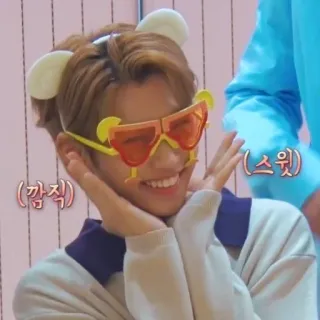 😉 cc2fe085 깜찍 (스윗) senyum, kacamata hitam, imut, telinga beruang, teks korea, bahagia, orang telegram sticker