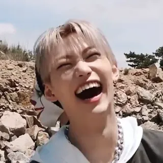 😂 d3bd2f20 orang, tertawa, senyum, bahagia, potret, muda, rambut pirang, luar ruangan telegram sticker