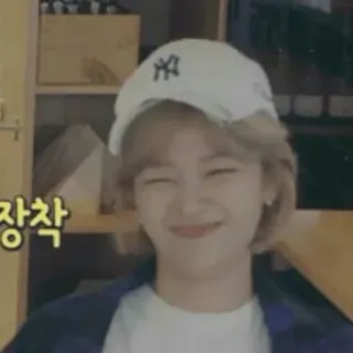 😅 9f310c87 장착 người, phụ nữ, nụ cười, mũ, Hàn Quốc telegram sticker