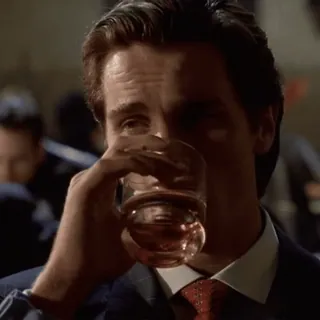 🥃 1b0d667e Patrick Bateman American Psycho bebiendo, empresario, psicópata, película, años 80, traje whatsapp sticker
