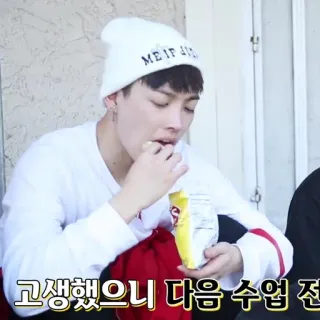 🍟 58eb3cf9 고생했으니 다음 수업 전 人, 食べる, 軽食, 韓国, ビーニー, 白いシャツ telegram sticker