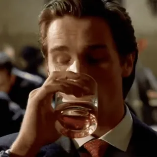 🥃 8194068b Patrick Bateman American Psycho Patrick Bateman, American Psycho, minum, setelan jas, yuppie, adegan film telegram sticker