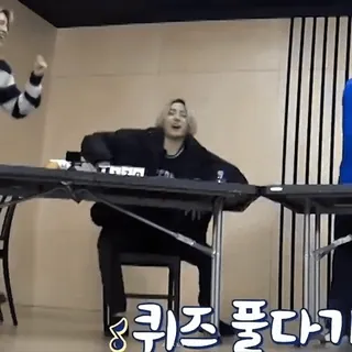 ⛓ 307f2b95 퀴즈 풀다가 persoon, toetsenbord, spelen, plezier telegram sticker