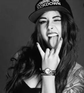 😜 19e33e66 Comme des Quickdown vrouw, portret, rock on, hoed, tong, meisje, knipoog whatsapp sticker