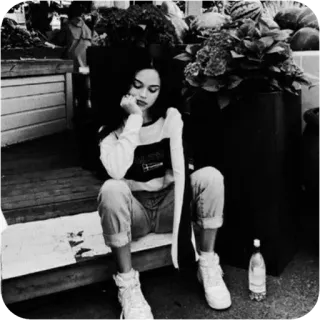 😐 3a038292 vrouw, zittend, mode, streetstyle, casual, model whatsapp sticker