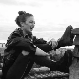 😂 5259c114 vrouw, zittend, lachen, laarzen, vrolijk, model whatsapp sticker