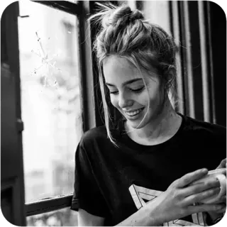 🙂 56707c3f vrouw, raam, portret, glimlach, zwart-wit, jongvolwassene, binnen whatsapp sticker