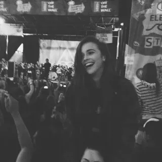 😹 c71ed883 OFF THE WALL concert, menigte, muziek, vans whatsapp sticker