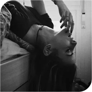 😔 c9ae30f5 persoon, vrouw, portret, grijstinten, kapsel, sieraden whatsapp sticker