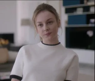 🐾 4b247f90 phụ nữ, chân dung, áo sơ mi trắng, trong nhà, người telegram sticker