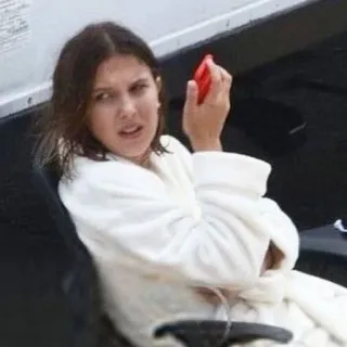 🥡 22502e1d 米莉·波比·布朗, 中指, 冒犯, 手势, 名人 telegram sticker