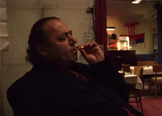 🇷🇸 455e71d9 merokok, pria, rokok, dalam ruangan, restoran telegram sticker