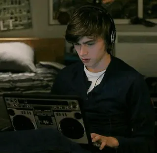 🌚 5a8f8a63 adolescente, auriculares, portátil, música, estudiante, joven adulto telegram sticker