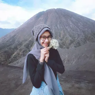 ❤️ 01daef3b ผู้หญิง, ฮิญาบ, ภูเขา, ธรรมชาติ, ท่องเที่ยว, ดอกไม้, ภาพเหมือน, ยิ้ม telegram sticker