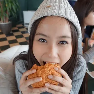 😬 b1b2d7cb ผู้หญิง, กิน, เบอร์เกอร์, อาหาร, หมวก, ยิ้ม telegram sticker