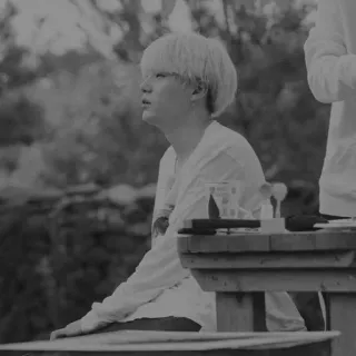 ➰ 5f211415 osoba, na dworze, monochromatyczne, mężczyzna, siedzący, stół whatsapp sticker