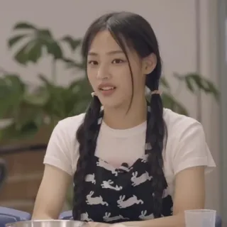 🐰 52cde091 女性, ポートレート, エプロン, 三つ編み, カジュアル, 屋内 telegram sticker