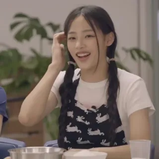 🐰 565ed0b4 女性, エプロン, ベーキング, 室内, 女性, 三つ編み telegram sticker