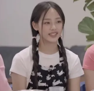 🩰 846eafc8 女性, 人物, 少女, ポートレート, エプロン telegram sticker