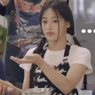 🐰 9907f544 女性, 料理, エプロン, 表情, 疑問, 質問, キッチン, ウサギ telegram sticker