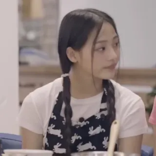 🩰 dc69b830 料理, エプロン, 女の子, キッチン, ウサギ柄 telegram sticker