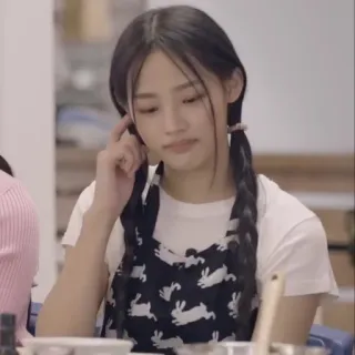 🩰 f721d95b 女性, エプロン, ヘアスタイル, 三つ編み, 料理, ウサギ柄 telegram sticker