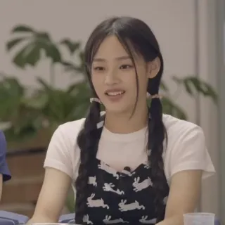 🐰 fabfa1fa 女性, エプロン, ポートレート, 室内, 料理, テーブル telegram sticker