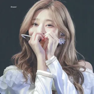 🛒 15b271f0 Dreamin' vrouw, glimlach, portret, persoon, vrolijk, idool telegram sticker