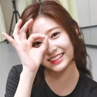 🛒 18539df1 vrouw, ok-teken, beledigend gebaar, gezicht, glimlach, persoon telegram sticker