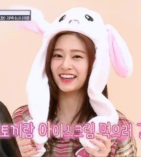 🛒 5bad7801 토끼랑 아이스크림 먹으러 ? vrouw, konijnenmuts, glimlachend, Koreaans, ijs telegram sticker