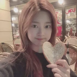 🛒 9ee5ef8e vrouw, hart, brood, meisje, selfie, liefde telegram sticker