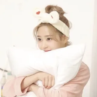 🛒 e3908c48 vrouw, kussen, haarband, portret, schattig, nachtkleding telegram sticker