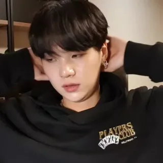 🌻 f73d9306 PLAYERS CLUB 사람, 후드티, 인물사진, kpop, 가수, 남자 telegram sticker