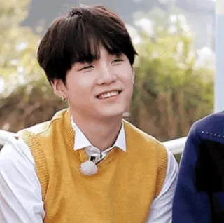 😄 8817b671 Suga K-pop, BTS, Min Yoongi, Idol, Cantante, Sonriendo telegram sticker