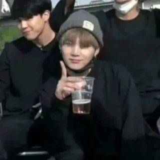 😊 9d97dae4 persona, gorro, taza, bebida, casual telegram sticker