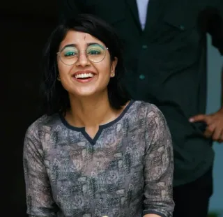 😁 e0685f92 女性, 笑顔, ポートレート, 人物, 幸せ telegram sticker