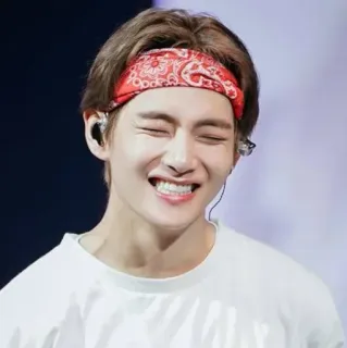 😂 2890a7c5 V (Kim Taehyung) V, Kim Taehyung, BTS, K-pop, piosenkarz, muzyk, bandana, uśmiech telegram sticker