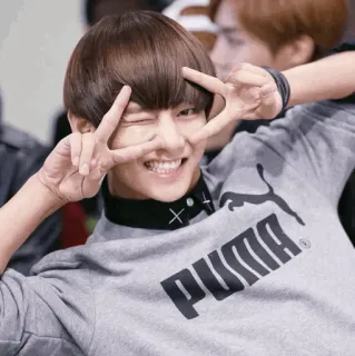 😉 37526e67 osoba, mężczyzna, uśmiech, szczęśliwy, puma, znak pokoju telegram sticker