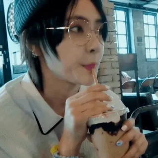 ☁️ 41b0e6d7 사람, 음료, 커피, 음료, 카페, 실내, 모자, 안경 telegram sticker