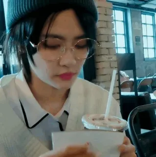 🥡 54d675bc 사람, 비니, 안경, 카페, 음료, 인물 사진 telegram sticker