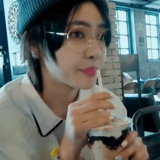 🥡 7cacb6e6 사람, 안경, 마시는, 카페 telegram sticker