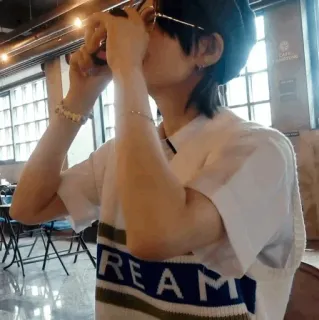 🥡 bc178f85 DREAM 꿈, 티셔츠, 선글라스, 사람, 한국 telegram sticker