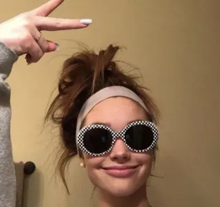 ✌️ 7d6cb57e kobieta, portret, okulary przeciwsłoneczne, opaska, wewnątrz telegram sticker